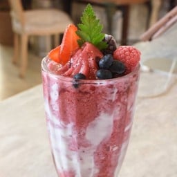 Mixed Berry Yogurt Smoothie