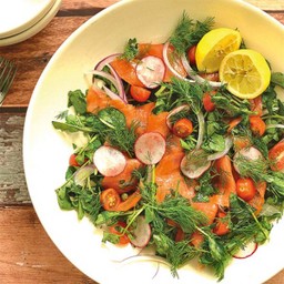 สลัดแซลม่อนรมควัน ซอสงาญี่ปุ่น