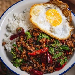 ข้าวกระเพราหมูสับพริกแห้ง