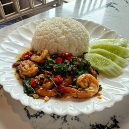 ข้าวกะเพรากุ้งสดเด้ง เผ็ดร้อน (หอมกระทะ)