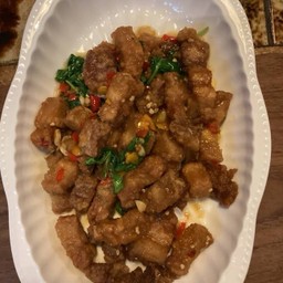 หมูสามชั้นทอด ผัดกระเพรา