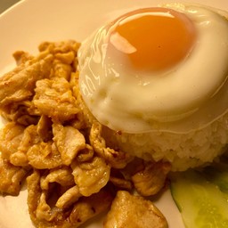 ข้าวทอดกระเทียม