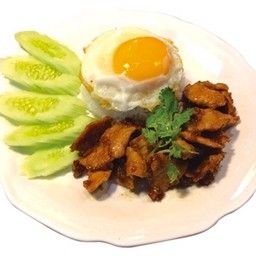 ข้าวไก่ทอดกระเทียมไข่ดาว