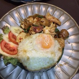 ข้าวกระเพราปลาหมึก ไข่ดาว