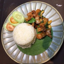 ข้าวกระเพราหมูสามชั้น