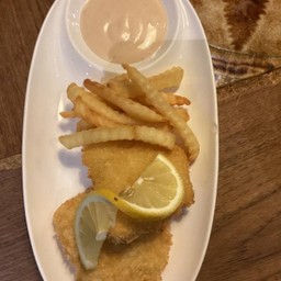 ปลาชุปแป้งทอดกับมันฝรั่งทอด