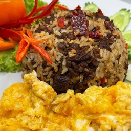 ข้าวเนื้อคลุกกะเพราไข่ขยี้