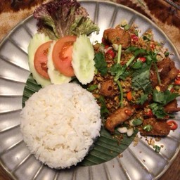 ข้าวสามชั้นผัดพริกเกลือ