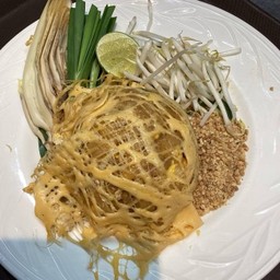 ผัดไทยไก่ห่อไข่