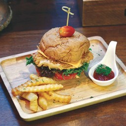 เบอเกอร์ปลาซอสทาทาร์ซอสพร้อมมันฝรั่งทอด