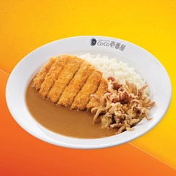 ข้าวแกงกะหรี่หมูชุบเกล็ดขนมปังทอดและหนวดปลาหมึกทอด