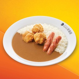 ข้าวแกกะหรี่ ไส้กรอก ไก่ทอด