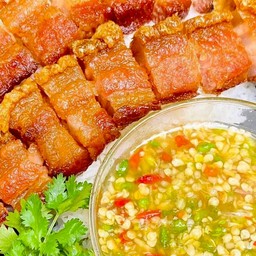 ข้าวหน้าหมูกรอบ + น้ำจิ้มซีฟู๊ด (ข้าวร้อนๆ หมูกรอบๆ น้ำจิ้มแซ่บๆ)