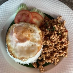 ข้าวกระเพราหมู ไข่ดาว