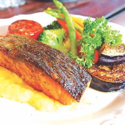 แซลมอนย่างกับซอสฮอลลองแดส