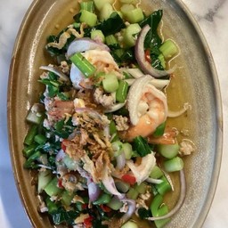 ยำก้านคะน้ากุ้งสด