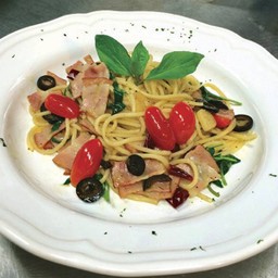 สปาเก็ตตีผัดแห้งกับเบคอน