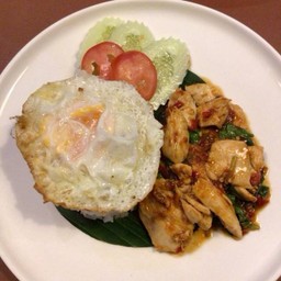 ข้าวกระเพราไก่ ไข่ดาว