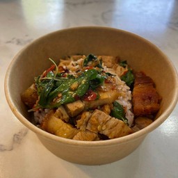 กะเพราหมูกรอบ ครูเบญ