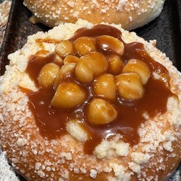 คาราเมล-แมคคาเดเมียครีมชีสครัมเบิล | Caramel Macadamia Cream Cheese Crumble Bun