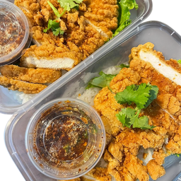 ข้าวไก่กรอบน้ำจิ้มแจ่ว