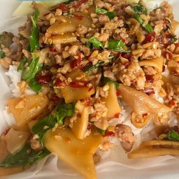 ข้าวกระเพราหมูสับหน่อไม้ดองง