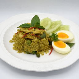 ข้าวผัดพริกแกงเขียวหวาน ไข่ต้ม