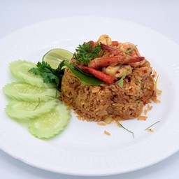 ข้าวผัดต้มยำปลาหมึกไข่ดาว