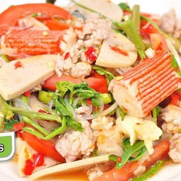 ยำรวมบก หมูสับ  หมูยอ ปูอัด ใส้กรอก