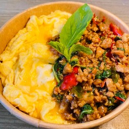 ข้าวกะเพราหมูสับพ่นไฟ&ไข่ข้น