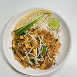 ผัดไทย คั่วไก่ เข็มทอง สาขาลำลูกกา