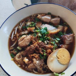 ก๋วยเตี๋ยวหมูกรอบหน้าวัดพนาสณฑ์