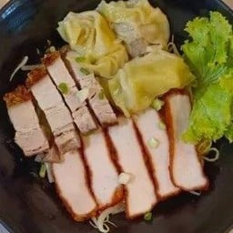 บะหมี่น้ำเกี๊ยวกุ้ง+หมูแดง+หมูกรอบ