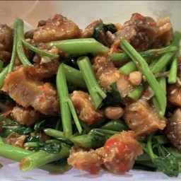 ข้าวผักบุ้งหมูกรอบဖာဘုမိုးကော်