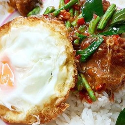 ข้าวผัดเผ็ดปลาดุกทอดไข่ดาว