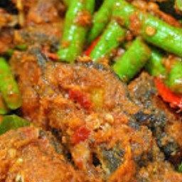 ข้าวไข่ข้นผัดเผ็ดปลาดุกทอด