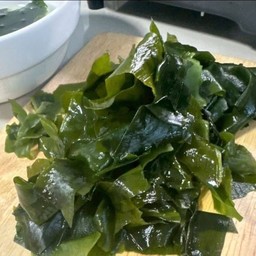 สาหร่ายวากาเมะอบแห้ง20g. ยอดใบอ่อน