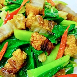 คะน้าหมูกรอบ ราดข้าว