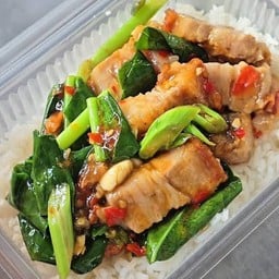ข้าวคะน้าหมูกรอบ