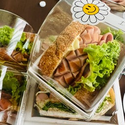 แซนวิช โบโลน่าไก่ ไส้กรอก ชีส