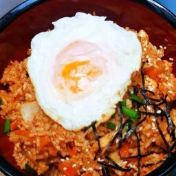 ข้าวผัดกิมจิไก่ (ไข่ดาว)