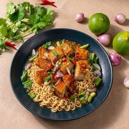 ยำมาม่าหมูกรอบ (สูตรใหม่ เพิ่มเส้น 50%)