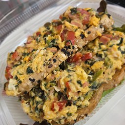 ขนมปังซาวโดว์สลัดยำทูน่าไข่ และอื่นๆอาจเปลี่ยนแปลงตามฤดูผักและผลไม้