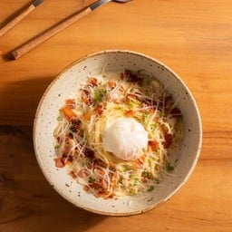 สปาเก็ตตี้คาโบนาร่า+ไข่ออนเซ็นและเบคอนกรอบ