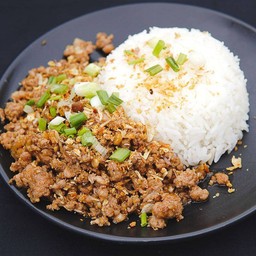 ข้าวหมูสับคั่วกระเทียม