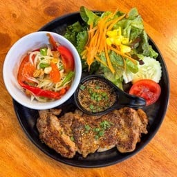 สเต็กไก่สะโพกแจ่ว ส้มตำแซ่บ