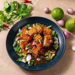 ยำหมูกรอบ (สูตรใหม่!)