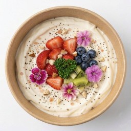 กรีกโยเกิร์ตเบอร์รี่รวมนัทตี้พริกไทยดำ (Berry & Nutty Pepper Greek Bowl)