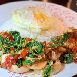 ข้าวกะเพราทะเล ไข่ดาว