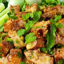 ลาบหมูกรอบ ราดข้าว